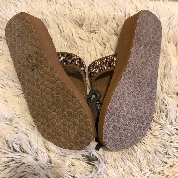 Time & Tru Women’s Leopard Cushioned Sole Wedge Flip Flops - Picture 3 of 4